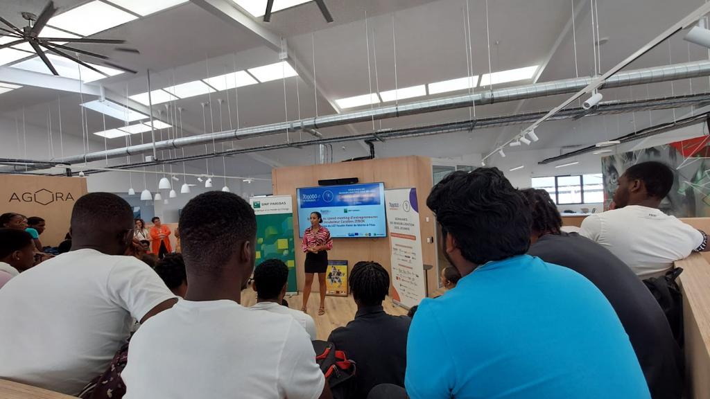 Des jeunes assistent à une présentation orale