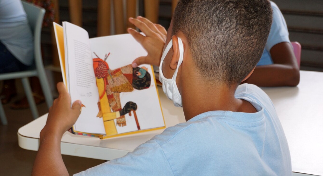Elève en train de lire