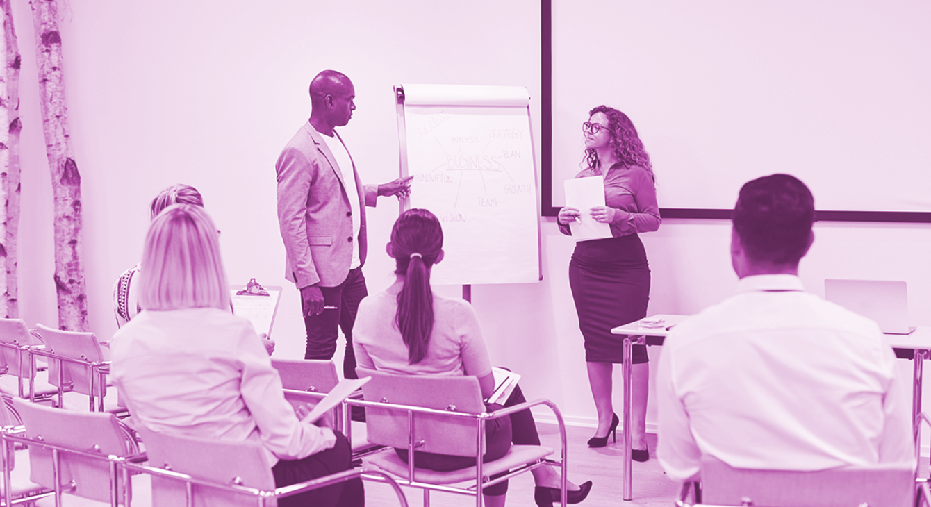 Formateur dans une salle de formation