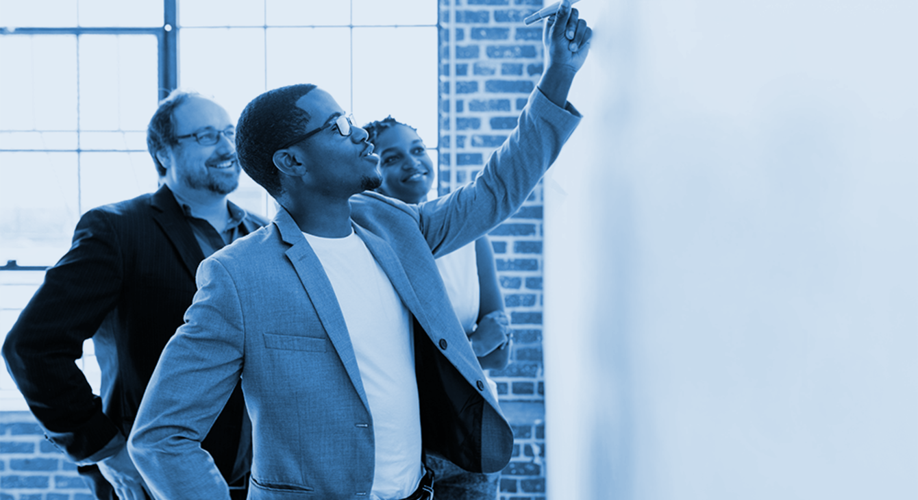 Formateur dans une salle de formation
