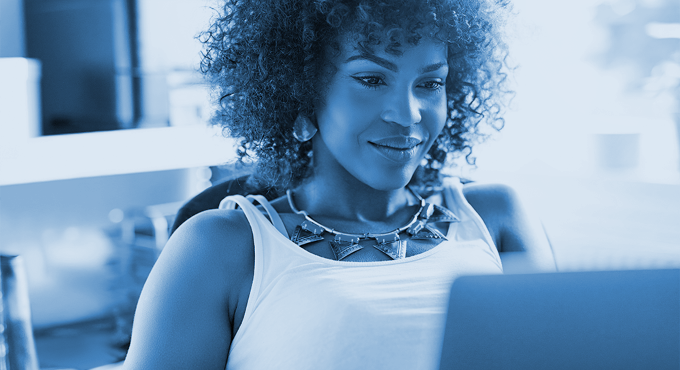Une femme travaillant sur son ordinateur portable