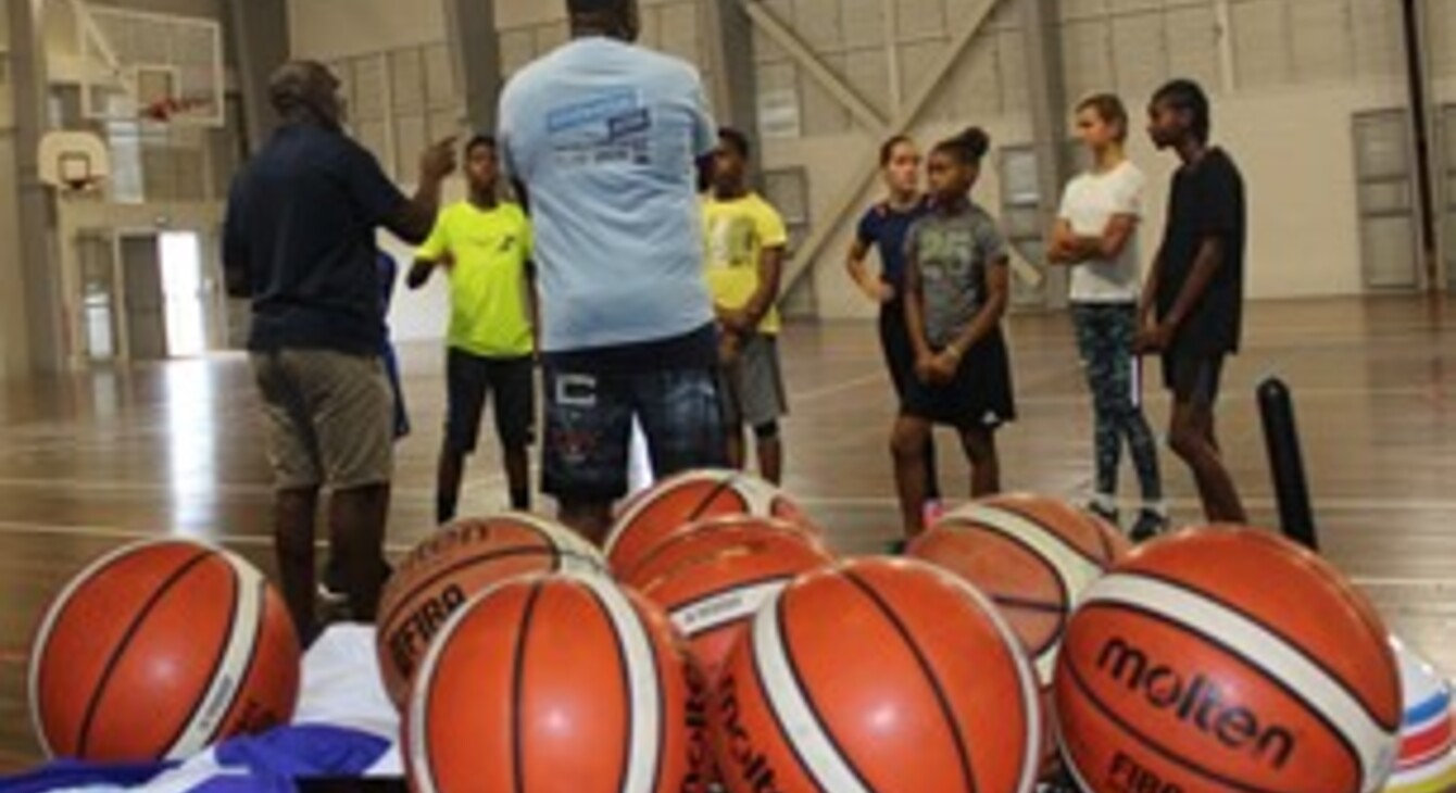 Des basketteurs et des ballons de basket