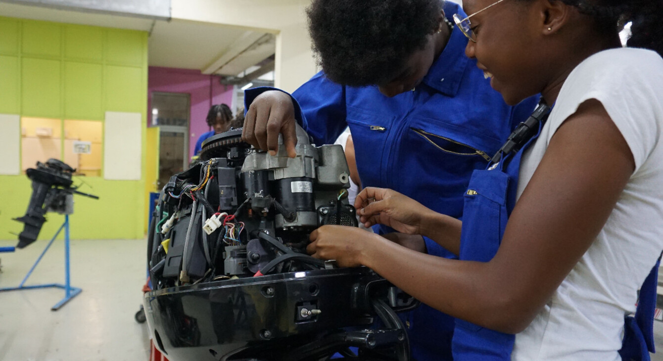 photo élèves lycée pro moteur bateau