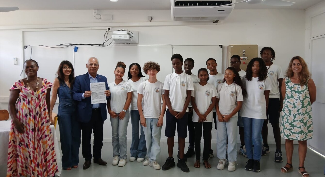 Victorin Lurel avec des élèves du collège Alexandre MACAL