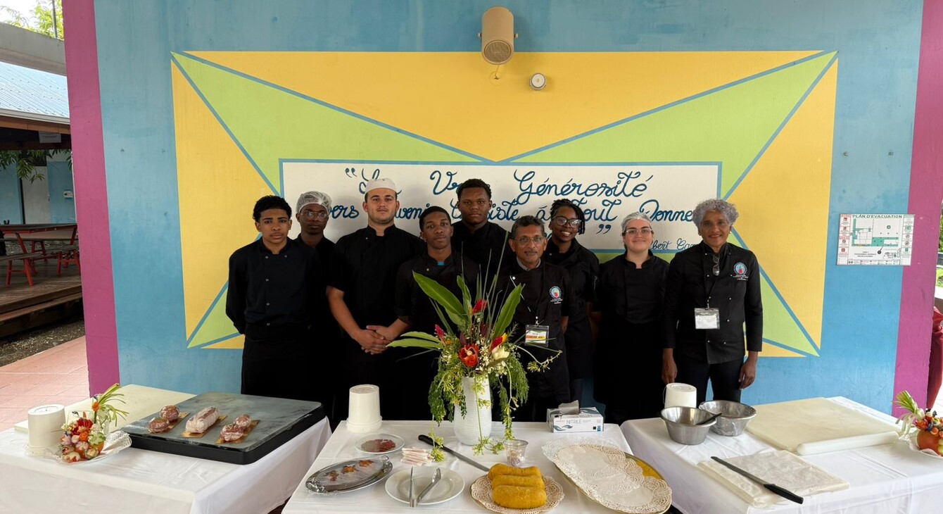 élèves et professeurs au lycée des métiers de l'hôtellerie et du tourisme