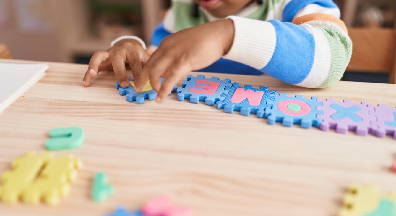 Enfant jouant avec des lettres