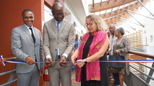 inauguration, la rectrice coupe le ruban en compagnie du secrétaire général et du directeur de l'EAFC