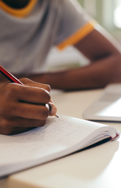 Elève qui prend des notes en classe