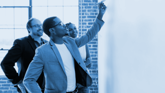 Formateur dans une salle de formation