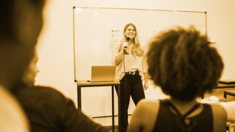 Formateur dans une salle de formation