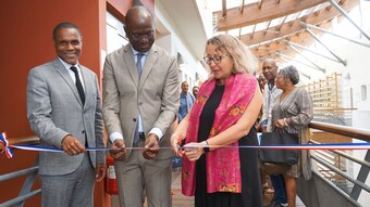 inauguration, la rectrice coupe le ruban en compagnie du secrétaire général et du directeur de l'EAFC