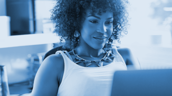 Une femme travaillant sur son ordinateur portable