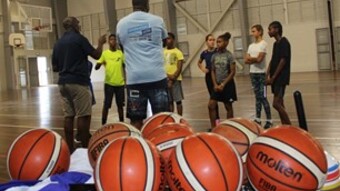 Des basketteurs et des ballons de basket