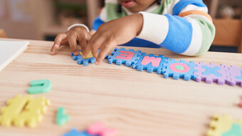 Enfant jouant avec des lettres