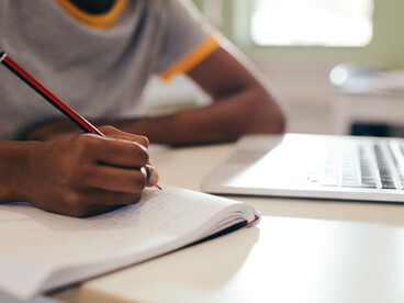 Elève qui prend des notes en classe