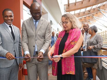 inauguration, la rectrice coupe le ruban en compagnie du secrétaire général et du directeur de l'EAFC