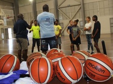 Des basketteurs et des ballons de basket