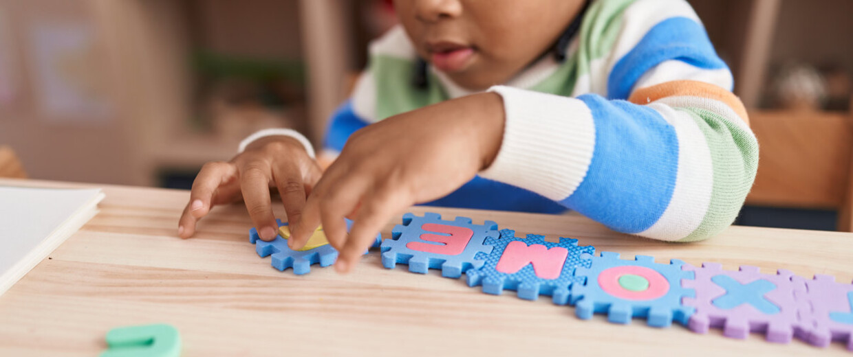 Enfant jouant avec des lettres